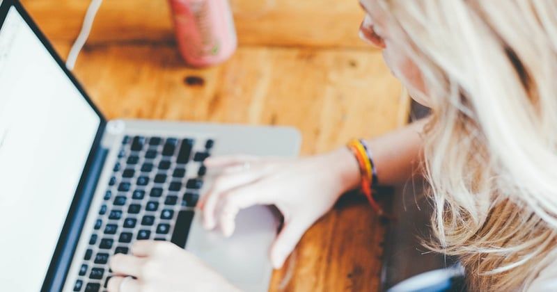 Le renouveau du tailleur féminin en entreprise : comment le porter avec style